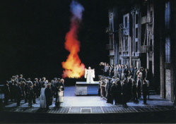 Aufführung 1979. Götterdämmerung, III. Aufzug. Gwyneth Jones als Brünnhilde (Mitte), Foto: Nationalarchiv der Richard-Wagner-Stiftung Bayreuth